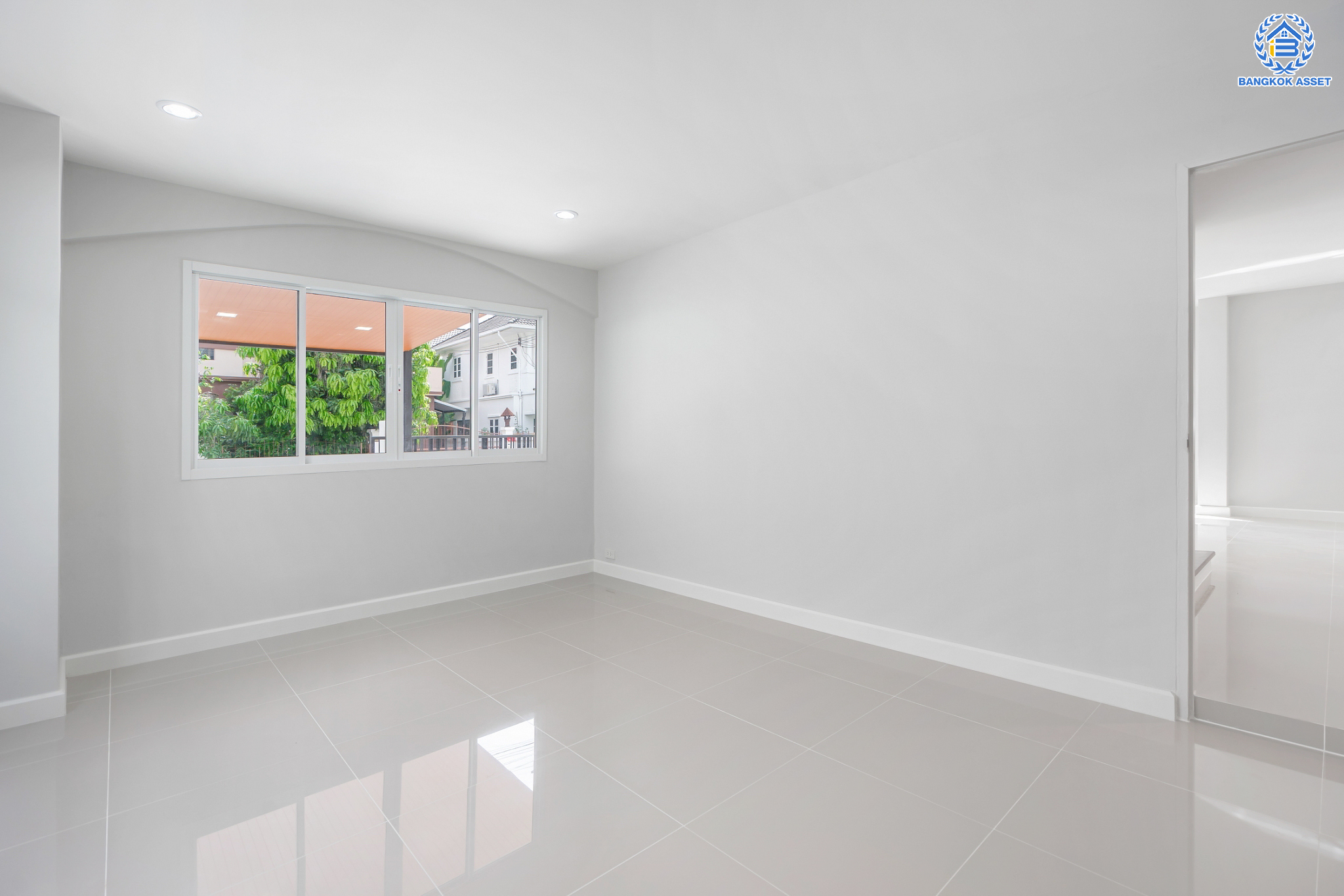 บ้านมือสองตกแต่งใหม่ ม.เพชรวัฒนะ เลียบคลองประปา บ้านเดี่ยว เนื้อที่ 50 ตร.ว. ฟังก์ชันพร้อม 3 ห้องนอน 3 ห้องน้ำ 1 ห้องอเนกประสงค์ จอดรถได้ 1 คัน ภายในตกแต่งดีไซน์ทันสมัย บนทำเลที่เชื่อมต่อถนนแจ้งวัฒนะ, ถนนศรีสมาน, ถนนสรงประภา  เดินทางสะดวก ใกล้ทางด่วน "บางประอิน-ปากเกร็ด" ใกล้รถไฟฟ้าสายสีชมพู "สถานีศรีรัช"